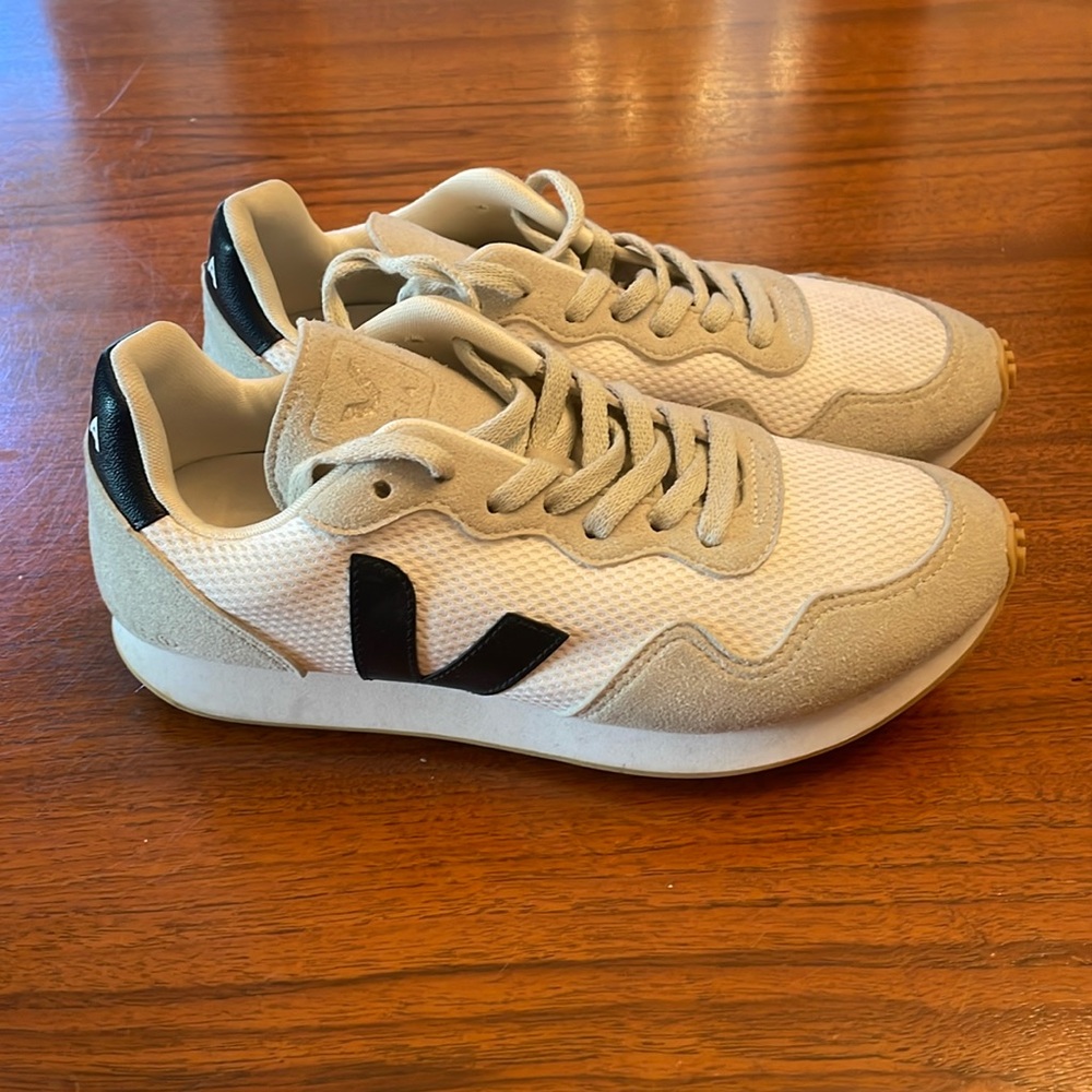 VEJA WOMEN’S SDU SNEAKER SZ 8